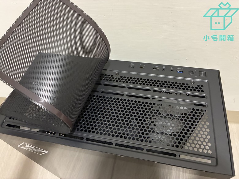 【小宅開箱】dashFlash DS900機殼開箱 大展雙玻璃全景透視、附風扇還能放手辦的平價機殼