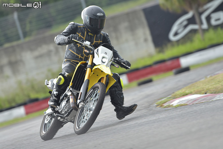 點我看大圖 人的力量決定車的強大!SUZUKI 全新 DR-Z4SM/DR-Z4S 賽道試駕!