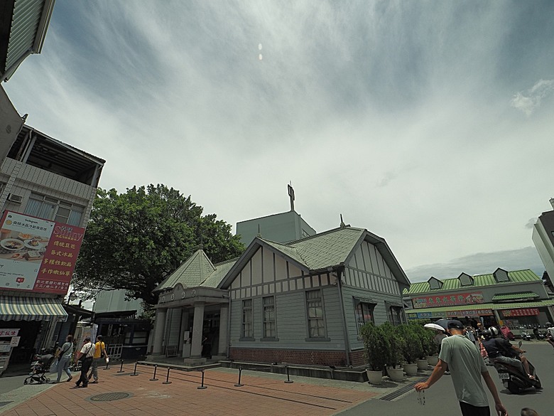 旗山火車站|糖鐵故事館、旗山天后宮、旗山武德殿、舊鼓山國小 — 在童話故事小屋中,VR體驗搭乘糖鐵之旗山車站與老街懷舊之旅