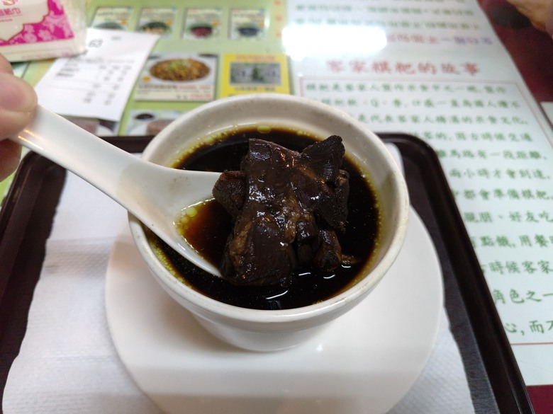 點我看大圖 【遊記】原來還有比「烏骨雞湯」,還要更黑的「雞湯」,關西仙草博物館 - 大漠國渡