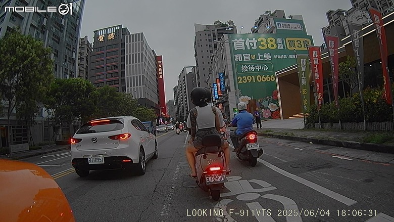 點我看大圖 車禍還是很恐怖的!!聽勸裝了老牌記錄器錄得清