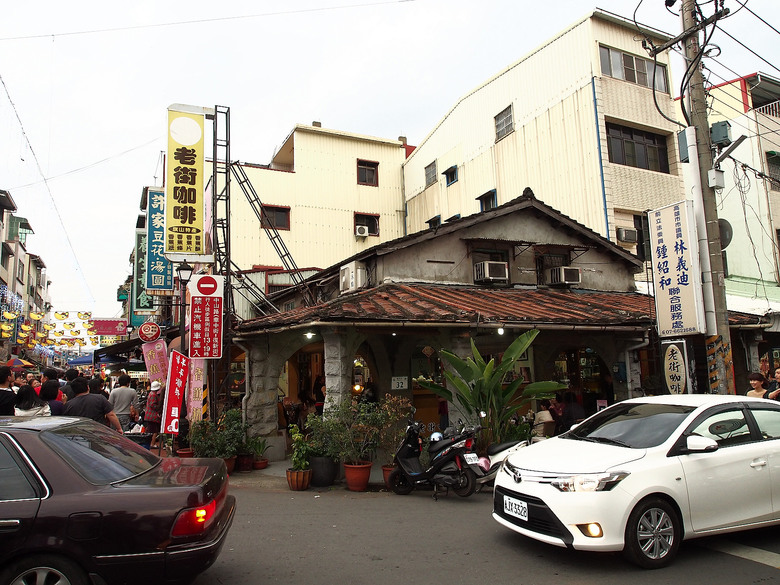 旗山火車站|糖鐵故事館、旗山天后宮、旗山武德殿、舊鼓山國小 — 在童話故事小屋中,VR體驗搭乘糖鐵之旗山車站與老街懷舊之旅