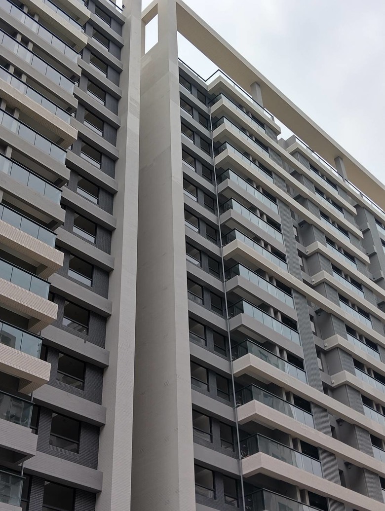 【高雄建案爭議】三發・首席大院外牆磁磚施工遭質疑住戶怒控:外牆品質不如隔壁5年中古屋