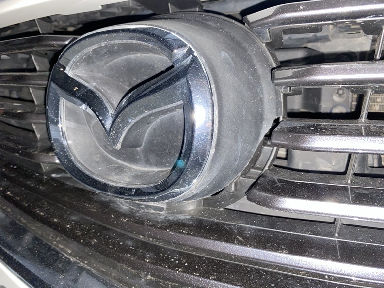 求2017-Mazda6前車標底座