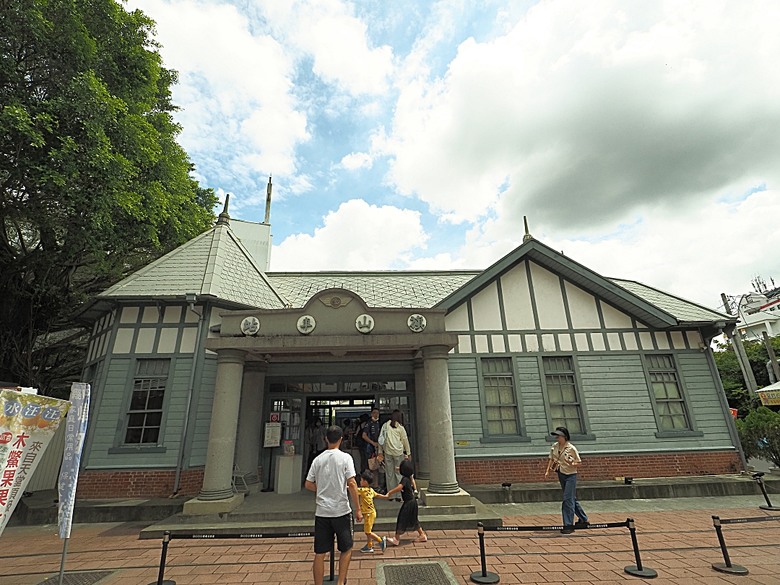 旗山火車站|糖鐵故事館、旗山天后宮、旗山武德殿、舊鼓山國小 — 在童話故事小屋中,VR體驗搭乘糖鐵之旗山車站與老街懷舊之旅