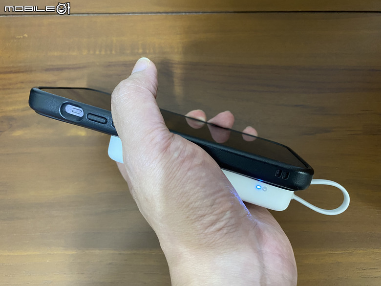 小米磁吸自帶線行動電源10000 33W 給iPhone滿滿的續航力
