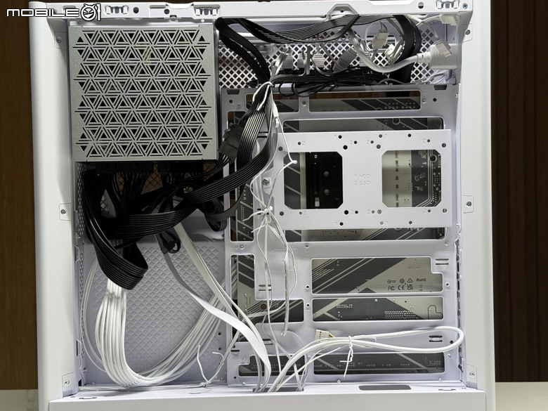左右都能擺!君主HS01 Pro & 創世紀2代 ATX3.1電源