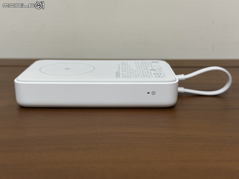 小米磁吸自帶線行動電源10000 33W 給iPhone滿滿的續航力