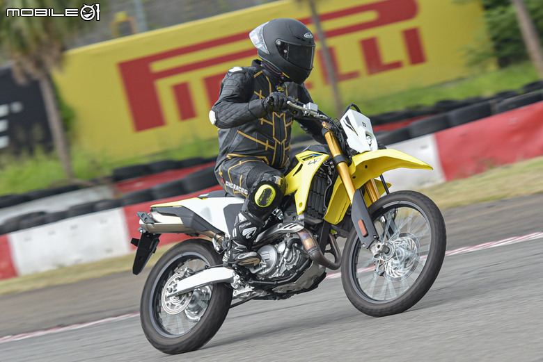 點我看大圖 人的力量決定車的強大!SUZUKI 全新 DR-Z4SM/DR-Z4S 賽道試駕!