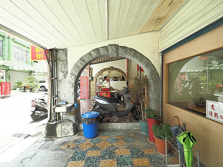 旗山火車站|糖鐵故事館、旗山天后宮、旗山武德殿、舊鼓山國小 — 在童話故事小屋中,VR體驗搭乘糖鐵之旗山車站與老街懷舊之旅