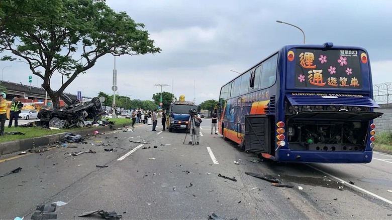 撞擊畫面曝光!北市撫遠街車禍「母子雙亡」 轎車撞遊覽車「騰空翻覆」