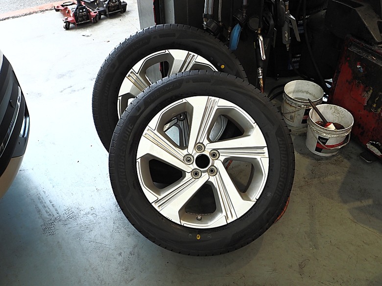 普利司通 Bridgestone TURANZA 6 輪胎開箱 — 在TOYOTA YARiS CROSS 享樂版之安裝紀錄與初使用心得