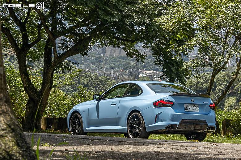 BMW 小改款 M240i xDrive 試駕｜全天候戰力與愉悅樂趣兼具的雙門小跑車！