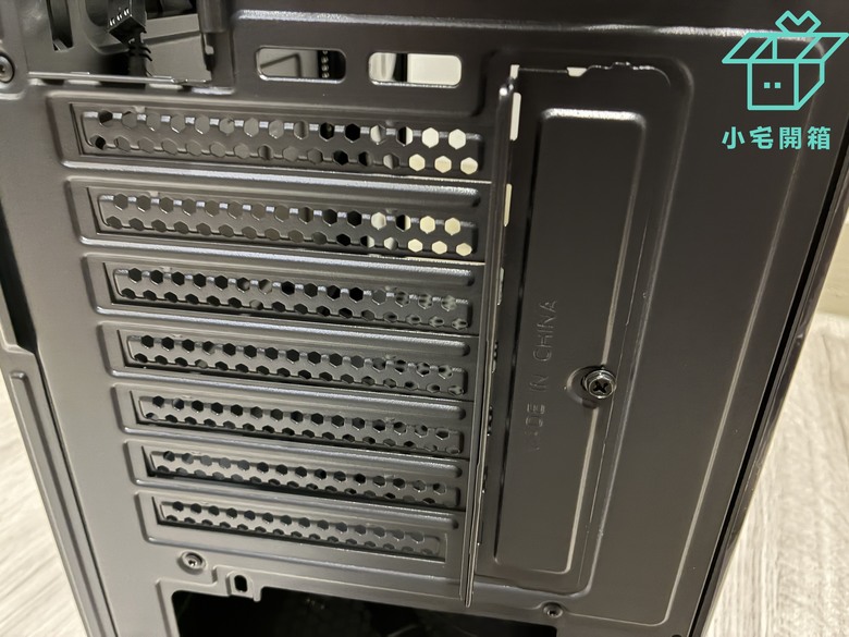 【小宅開箱】dashFlash DS900機殼開箱 大展雙玻璃全景透視、附風扇還能放手辦的平價機殼