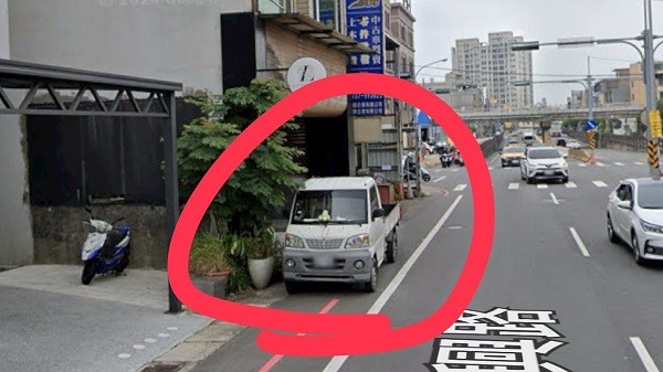 大樓車道出來，與機車碰撞，騎士噴飛，駕駛人表示有違停遮住視線