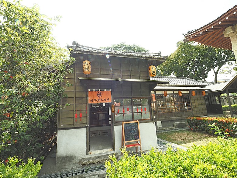 旗山火車站|糖鐵故事館、旗山天后宮、旗山武德殿、舊鼓山國小 — 在童話故事小屋中,VR體驗搭乘糖鐵之旗山車站與老街懷舊之旅
