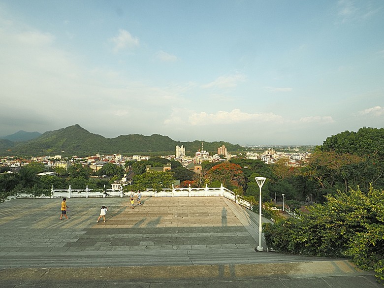 旗山火車站|糖鐵故事館、旗山天后宮、旗山武德殿、舊鼓山國小 — 在童話故事小屋中,VR體驗搭乘糖鐵之旗山車站與老街懷舊之旅