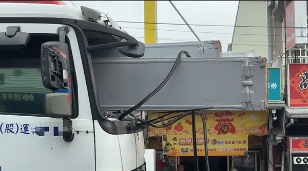 大車載鋼骨，事故急煞，鋼骨穿刺駕駛座