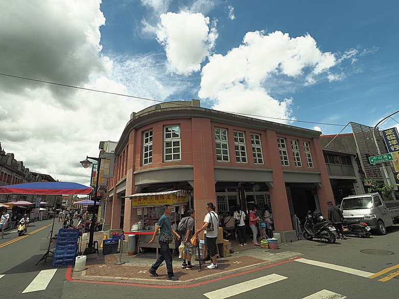 旗山火車站|糖鐵故事館、旗山天后宮、旗山武德殿、舊鼓山國小 — 在童話故事小屋中,VR體驗搭乘糖鐵之旗山車站與老街懷舊之旅