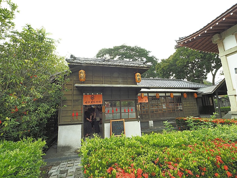旗山火車站|糖鐵故事館、旗山天后宮、旗山武德殿、舊鼓山國小 — 在童話故事小屋中,VR體驗搭乘糖鐵之旗山車站與老街懷舊之旅