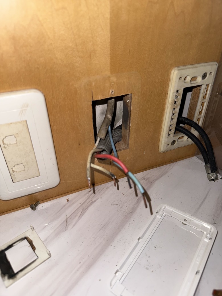 (已解決）一開關一插電源插座接法請教