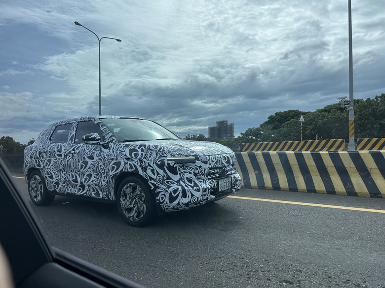 西濱看到偽裝車