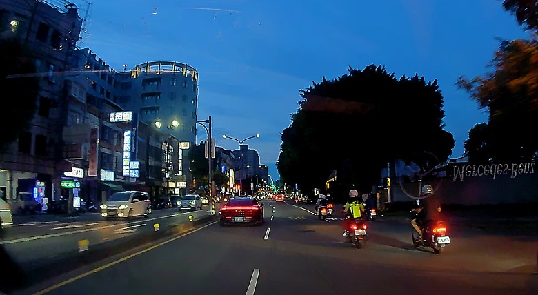 點我看大圖 Iroad X11 行車紀錄器畫質非常油畫 , 是怎麼回事??