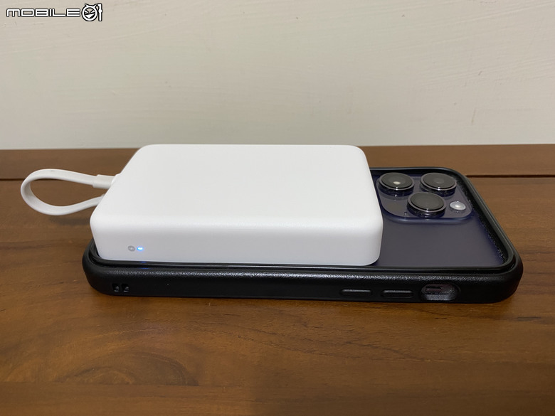 小米磁吸自帶線行動電源10000 33W 給iPhone滿滿的續航力