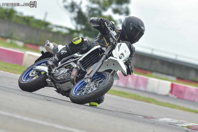 點我看大圖 人的力量決定車的強大!SUZUKI 全新 DR-Z4SM/DR-Z4S 賽道試駕!