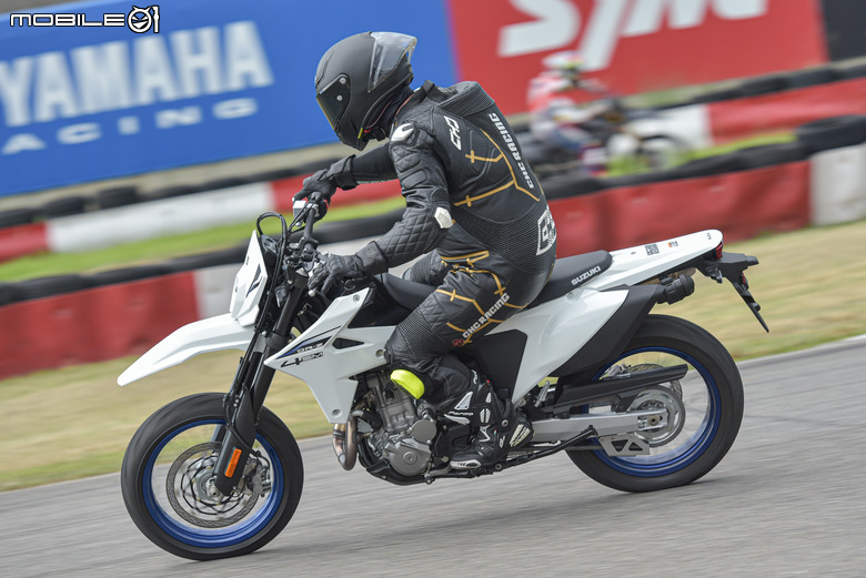 點我看大圖 人的力量決定車的強大!SUZUKI 全新 DR-Z4SM/DR-Z4S 賽道試駕!