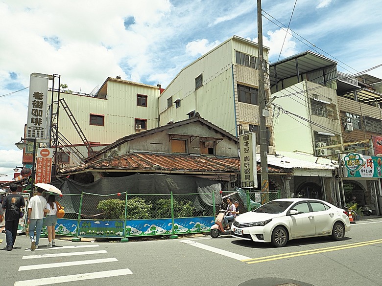 旗山火車站|糖鐵故事館、旗山天后宮、旗山武德殿、舊鼓山國小 — 在童話故事小屋中,VR體驗搭乘糖鐵之旗山車站與老街懷舊之旅