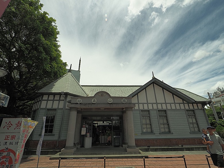 旗山火車站|糖鐵故事館、旗山天后宮、旗山武德殿、舊鼓山國小 — 在童話故事小屋中,VR體驗搭乘糖鐵之旗山車站與老街懷舊之旅