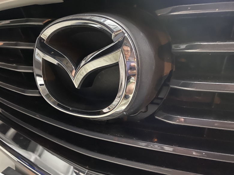 求2017-Mazda6前車標底座