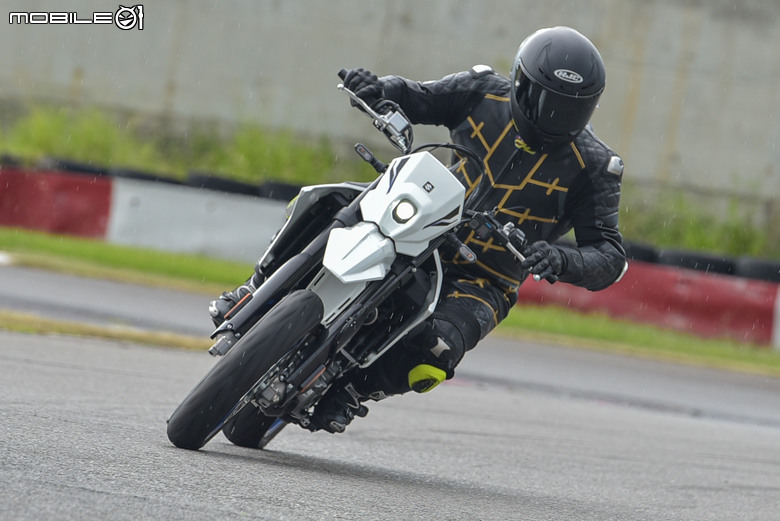 點我看大圖 人的力量決定車的強大!SUZUKI 全新 DR-Z4SM/DR-Z4S 賽道試駕!