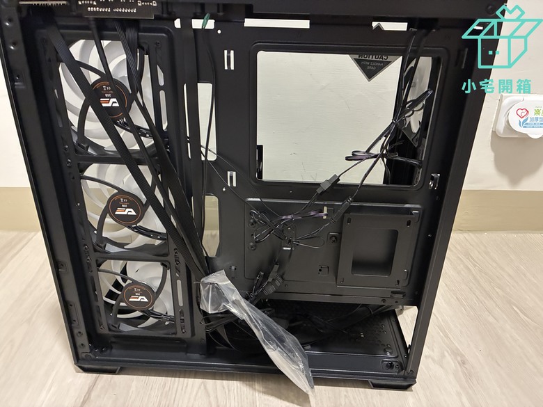 【小宅開箱】dashFlash DS900機殼開箱 大展雙玻璃全景透視、附風扇還能放手辦的平價機殼