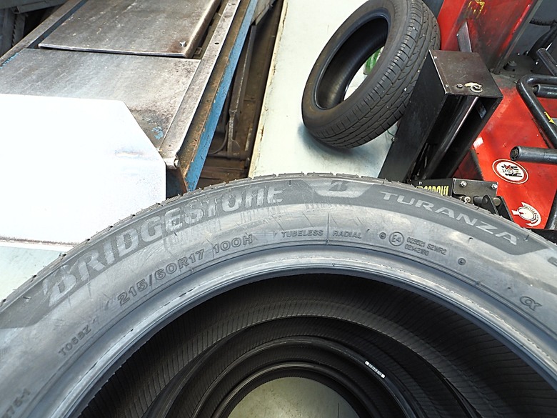 普利司通 Bridgestone TURANZA 6 輪胎開箱 — 在TOYOTA YARiS CROSS 享樂版之安裝紀錄與初使用心得