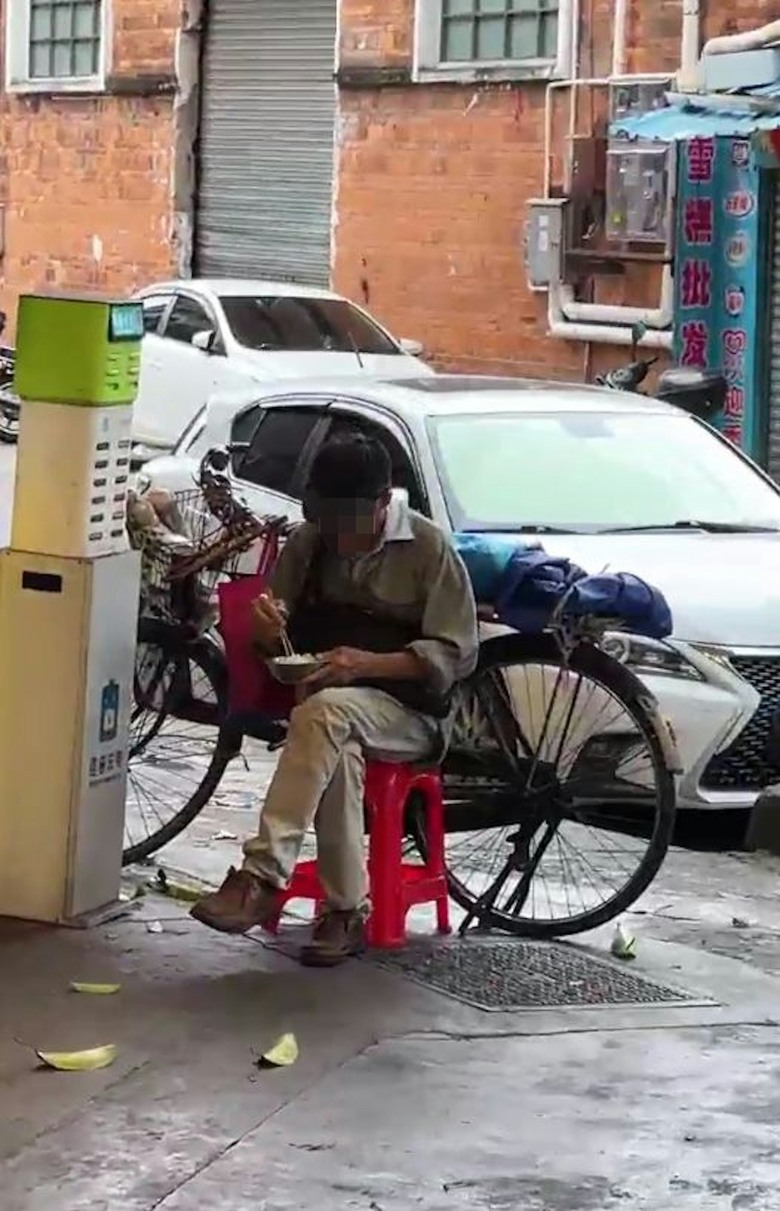 江門餐廳免費供應白飯，白髮老人天天報到突消失，老闆娘發聲了