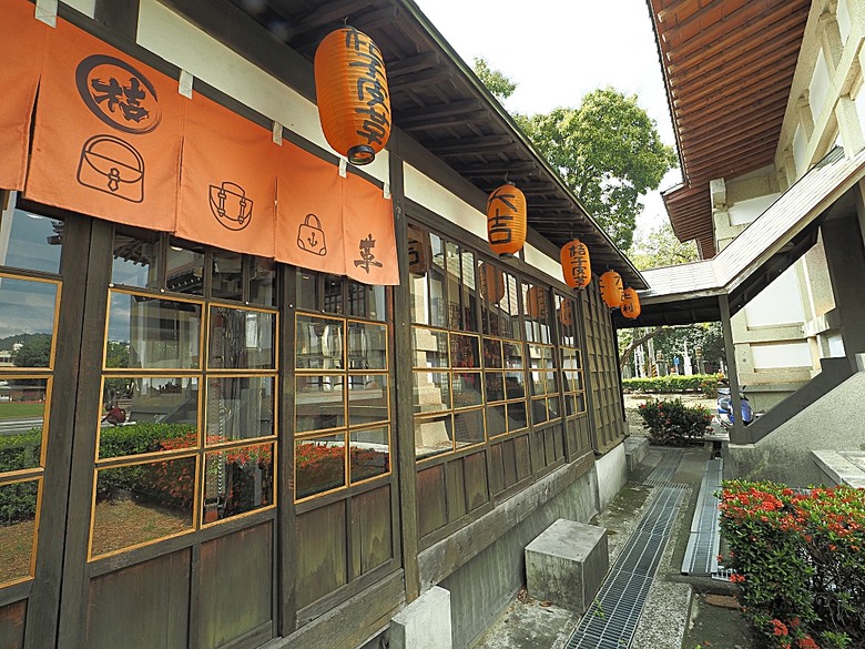 旗山火車站|糖鐵故事館、旗山天后宮、旗山武德殿、舊鼓山國小 — 在童話故事小屋中,VR體驗搭乘糖鐵之旗山車站與老街懷舊之旅