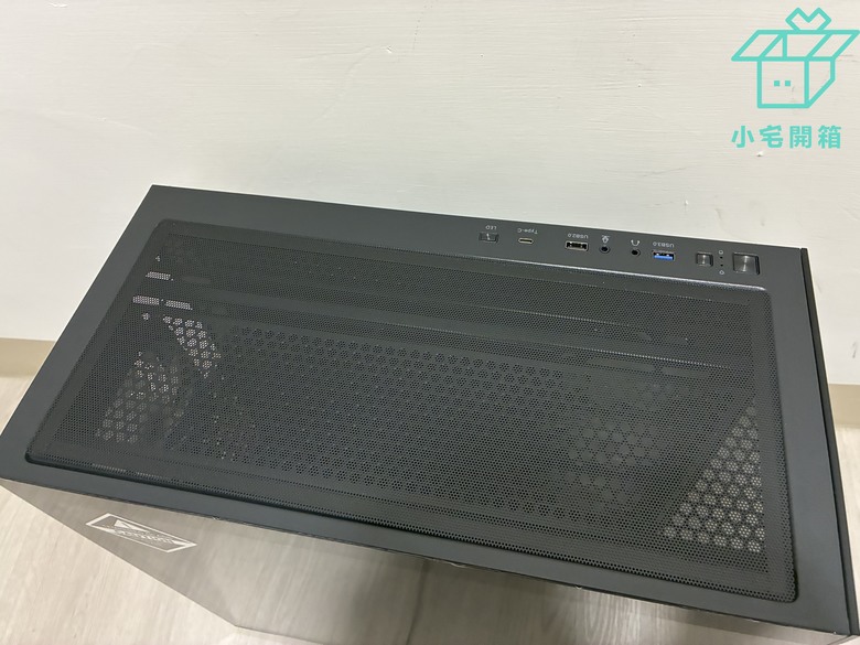 【小宅開箱】dashFlash DS900機殼開箱 大展雙玻璃全景透視、附風扇還能放手辦的平價機殼