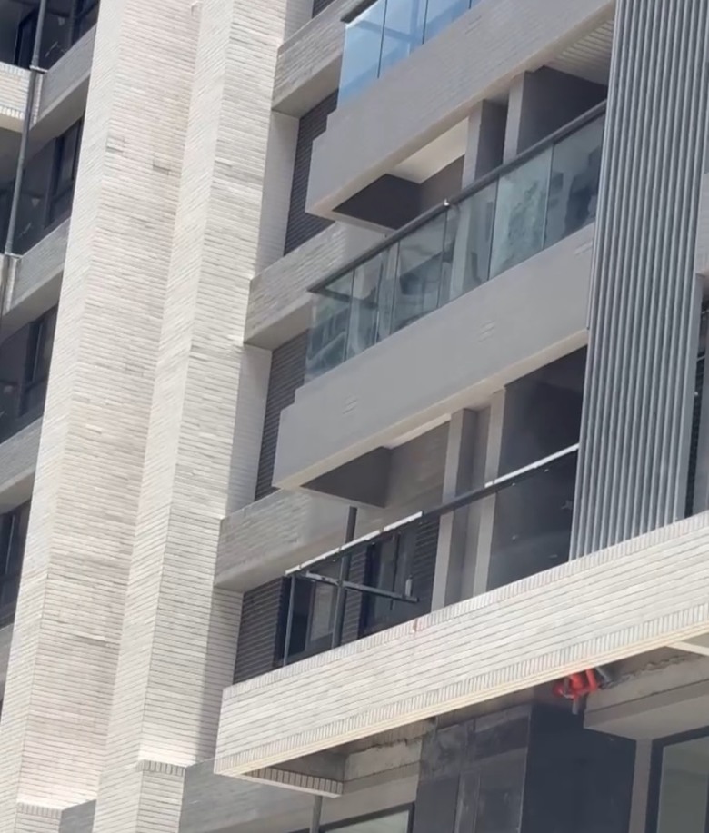 【高雄建案爭議】三發・首席大院外牆磁磚施工遭質疑住戶怒控:外牆品質不如隔壁5年中古屋
