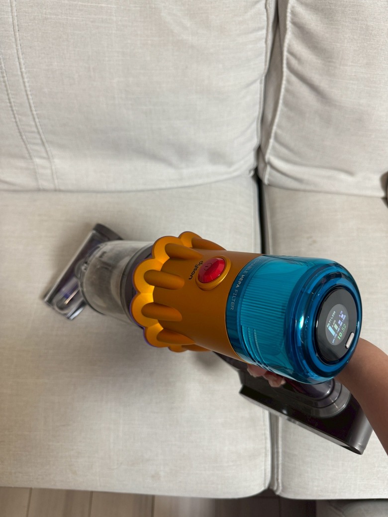 【開箱】一台抵多台,養貓人終於可以丟掉拖把桶了!| Dyson V12s 乾濕全能洗地吸塵器