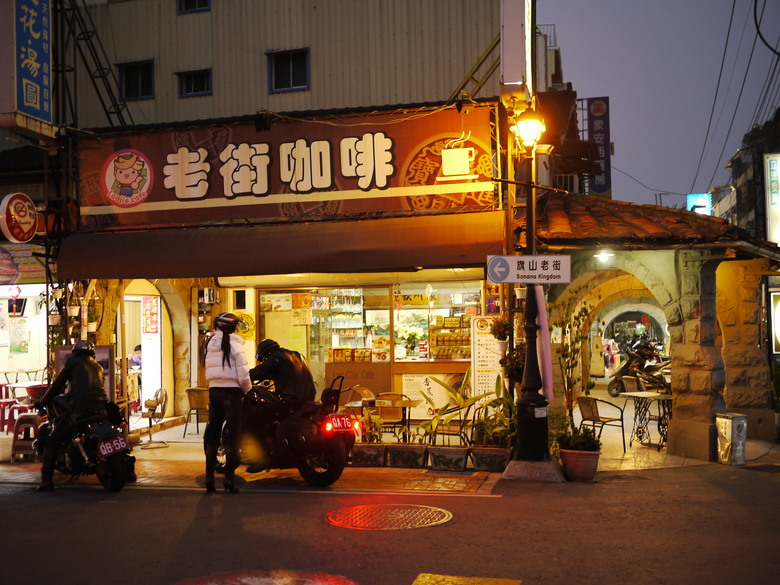 旗山火車站｜糖鐵故事館、旗山天后宮、旗山武德殿、舊鼓山國小 — 在童話故事小屋中，VR體驗搭乘糖鐵之旗山車站與老街懷舊之旅