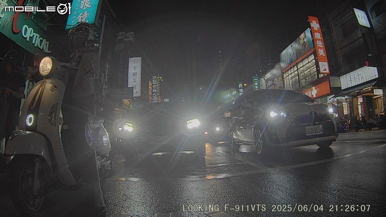 點我看大圖 車禍還是很恐怖的!!聽勸裝了老牌記錄器錄得清
