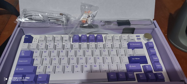 功能齊加自訂義,還給你4顆備用軸的K103R,不香嗎?