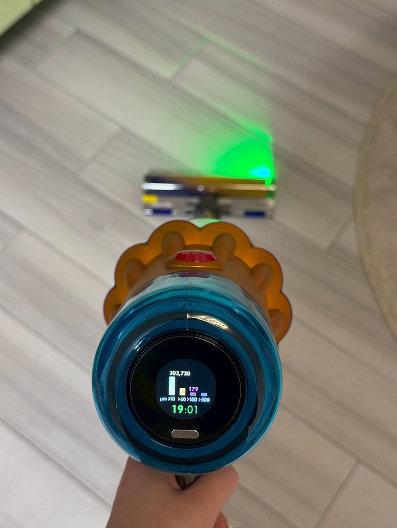 【開箱】一台抵多台,養貓人終於可以丟掉拖把桶了!| Dyson V12s 乾濕全能洗地吸塵器