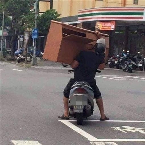 論台灣人可以騎摩托車載多少莫名其妙的東西