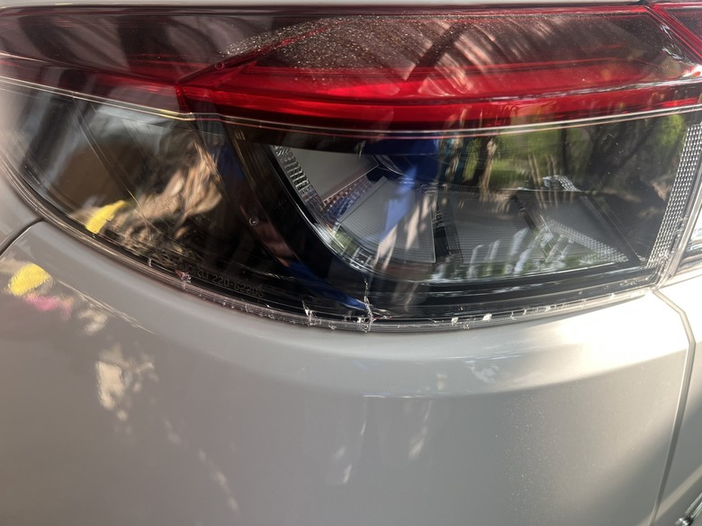 請問你的三代HRV 後倒車燈具總成有裂痕嗎?現在新發售Hrv ehev品質如何?