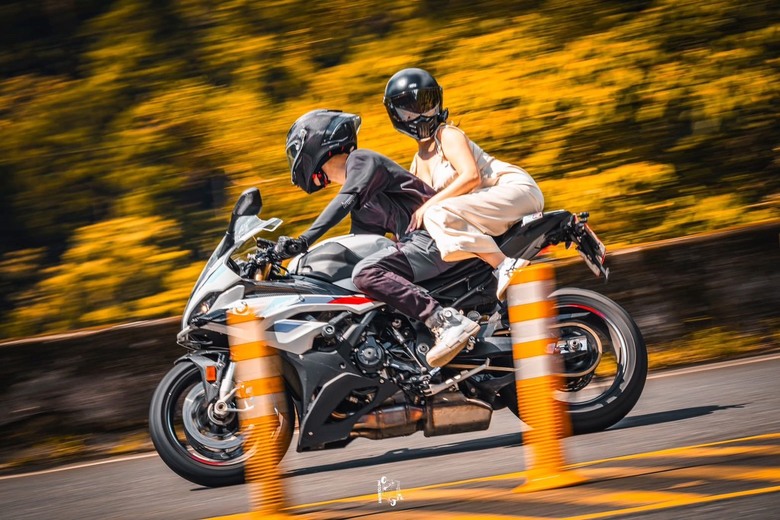 【最後一刻才開箱】菜雞的第一台重機 BMW S1000RR M版(23年式)