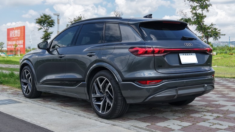 Q6 e-tron quattro S-line w/ Daytona Grey