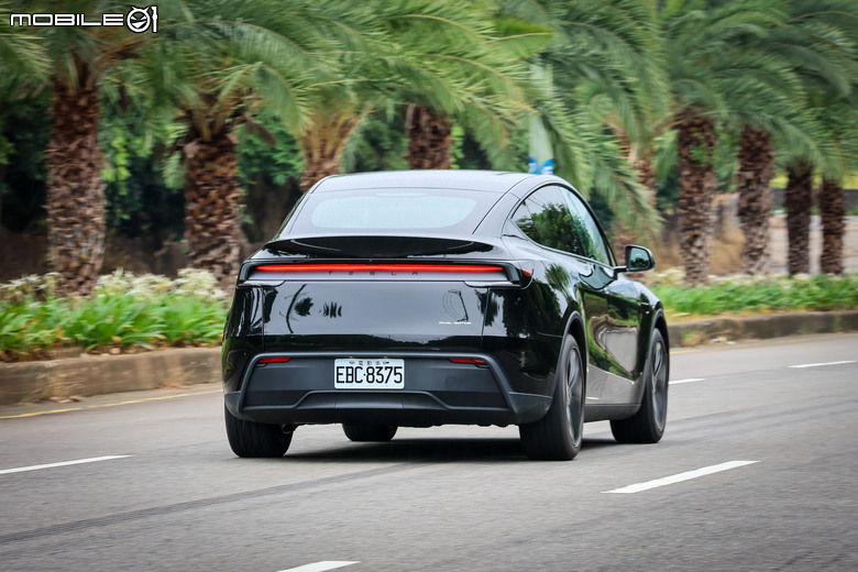 Tesla Model Y 小改款 Long Range AWD 試駕｜千里電耗實測、體驗其全面性的有感升級！